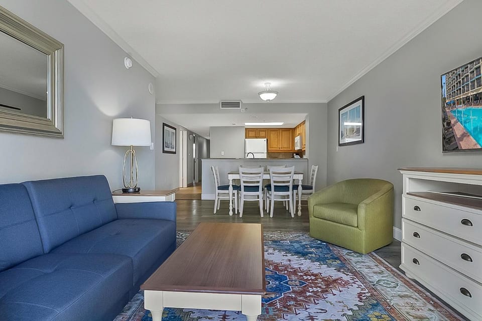 TV and multimedia, Kitchen or kitchenette, Living room, Seating area, Dining area, microwave