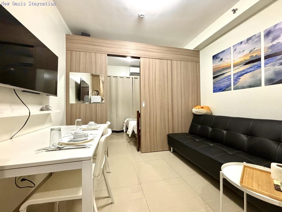 TV and multimedia, Living room, Photo of the whole room, Seating area, Dining area