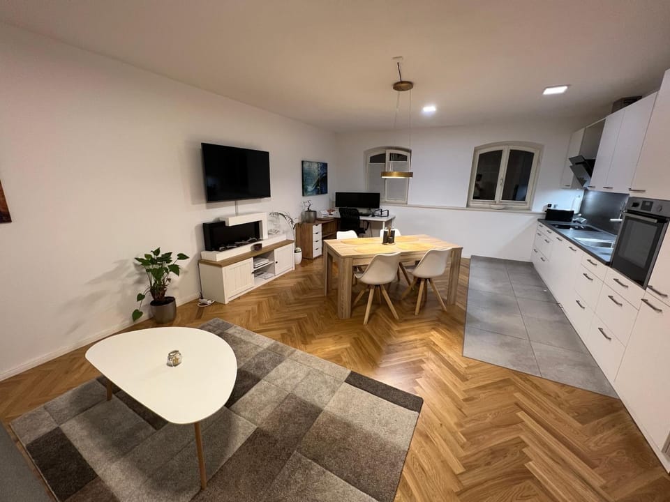 TV and multimedia, Kitchen or kitchenette, Living room, Seating area, Dining area