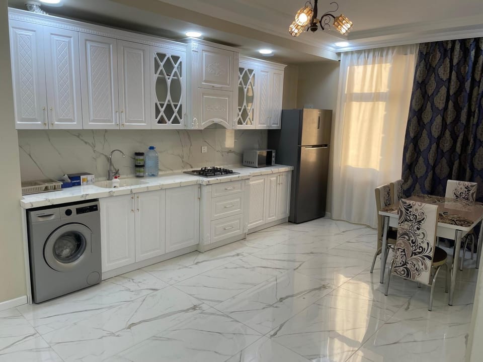 Kitchen or kitchenette, oven, washing machine
