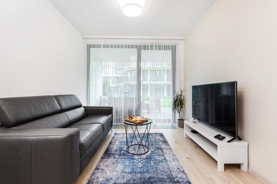 TV and multimedia, Living room, Seating area, Evening entertainment