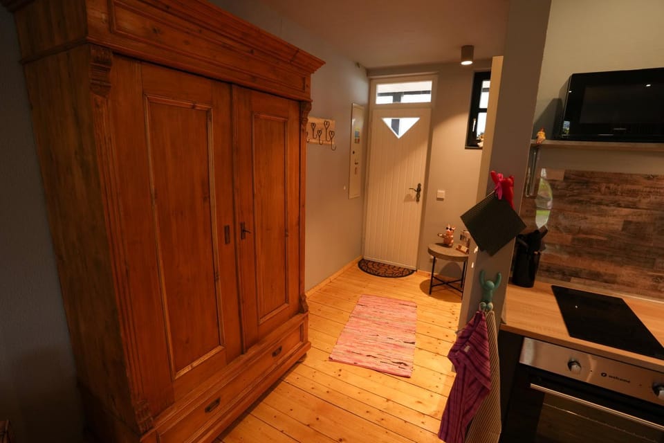 Facade/entrance, wardrobe