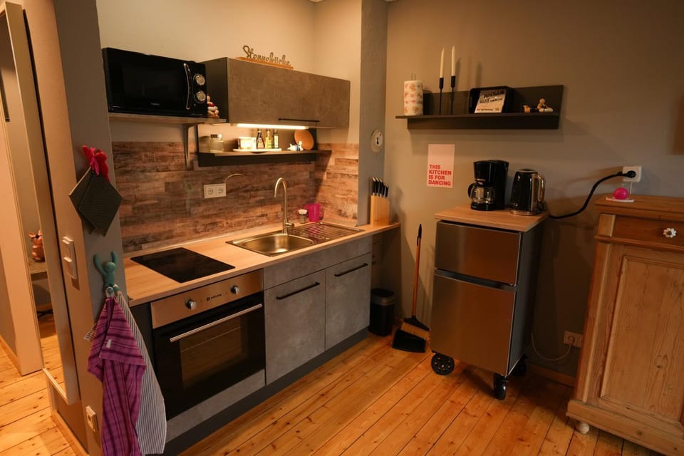 Coffee/tea facilities, Kitchen or kitchenette, oven, stove, toaster