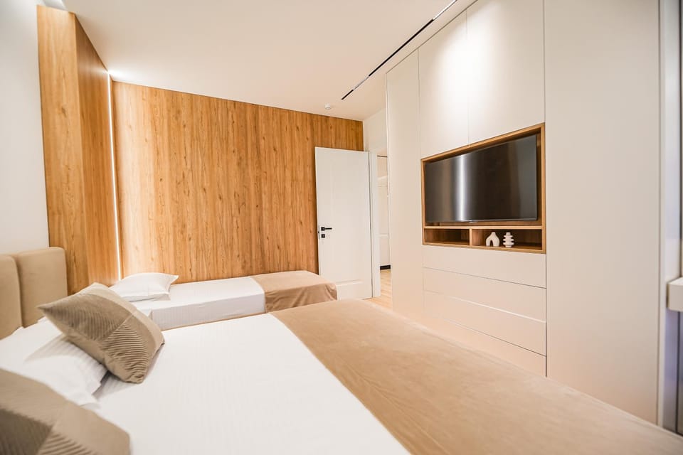 Bed, TV and multimedia, Bedroom, wardrobe