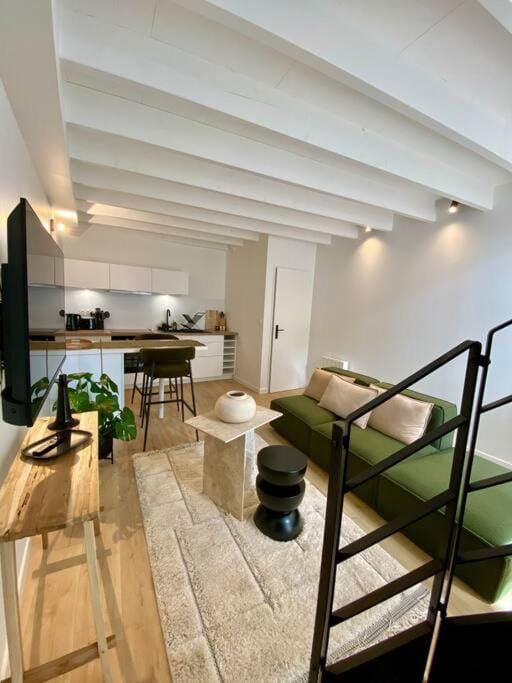 Kitchen or kitchenette, Living room, Seating area, Dining area