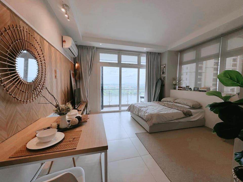 Bed, Living room, Photo of the whole room, Seating area, Bedroom, towels