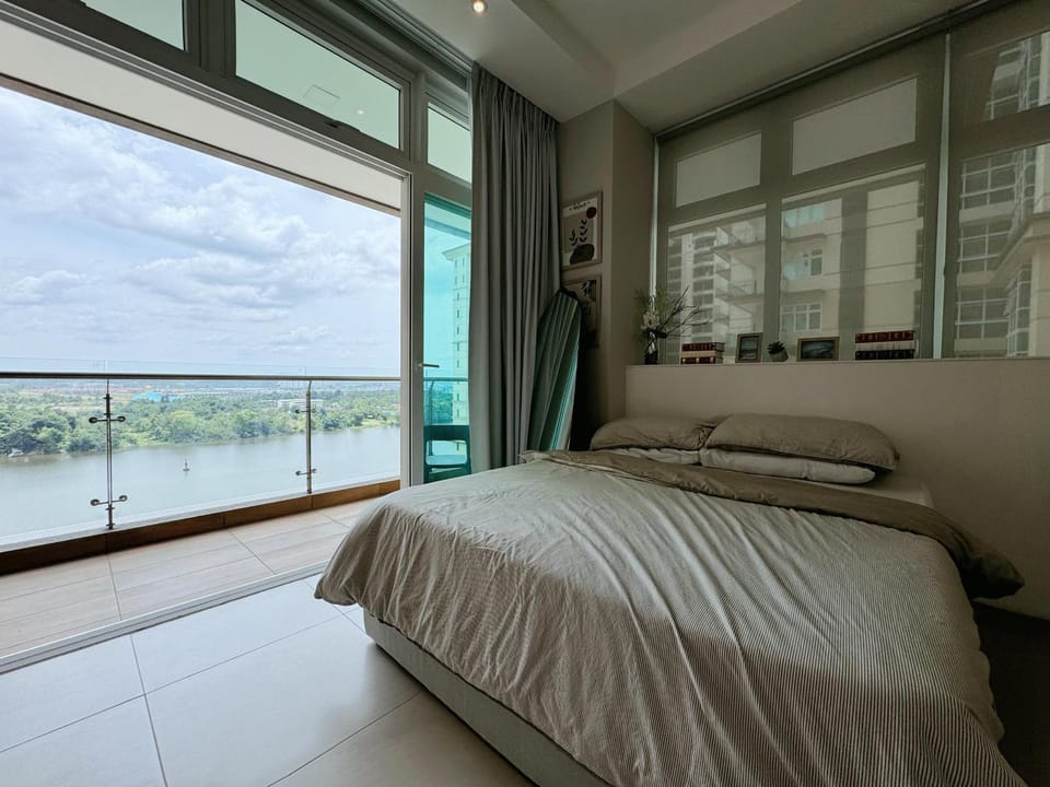 Bed, View (from property/room), Balcony/Terrace, Bedroom, Lake view, River view