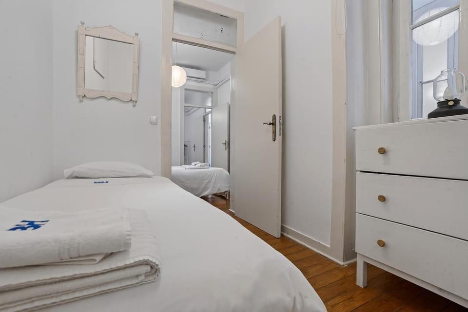 The Blue House - Bica Yellow Tram Apartment in Lisbon