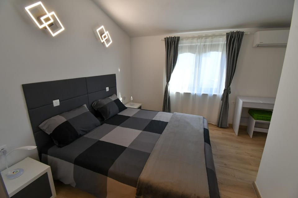 Bed, Photo of the whole room, Bedroom, air conditioner