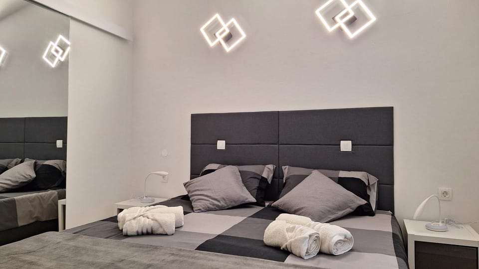 Bed, Night, Bedroom, towels