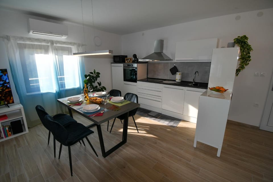 Coffee/tea facilities, Kitchen or kitchenette, Dining area, dishwasher, microwave, oven, stove, air conditioner, air conditioner