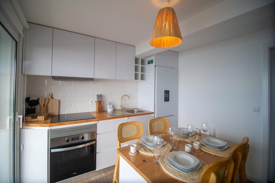 Coffee/tea facilities, Food and drinks, Dining area, Food, minibar, stove