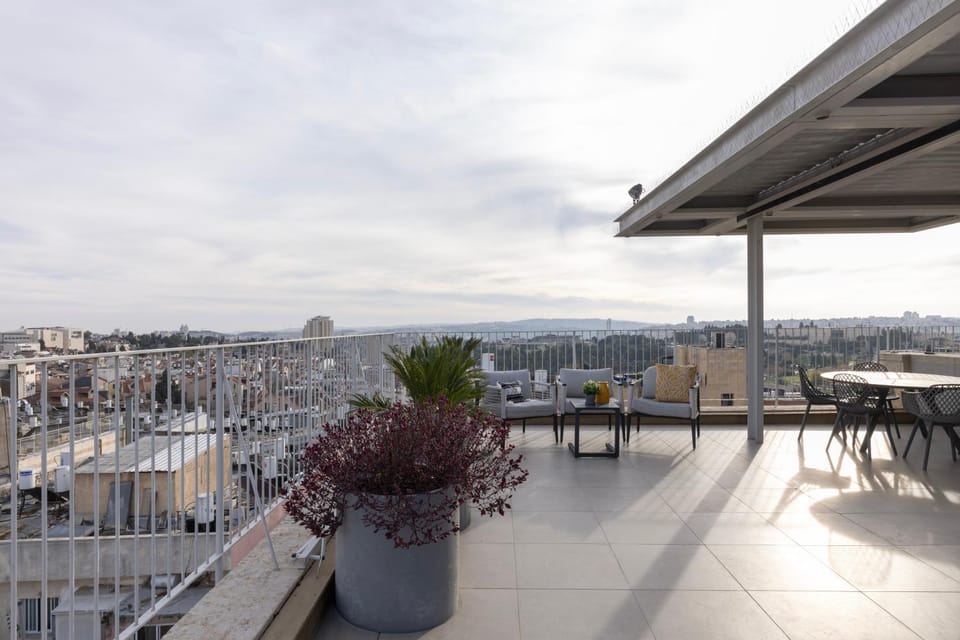 View (from property/room), Balcony/Terrace, City view
