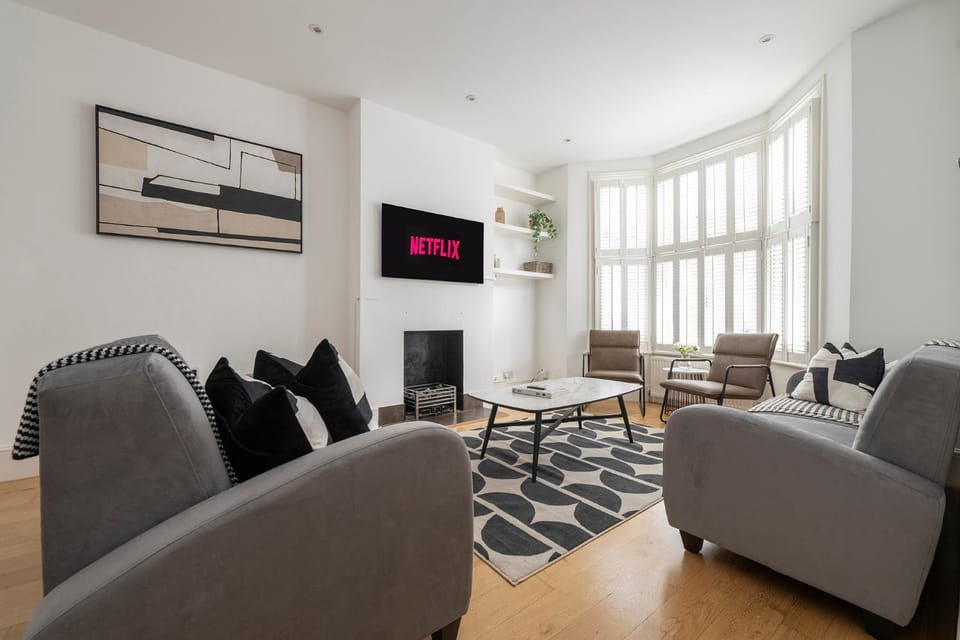 Fulham Spacious 4BD Home | Parking & Garden | WiFi Apartment in London