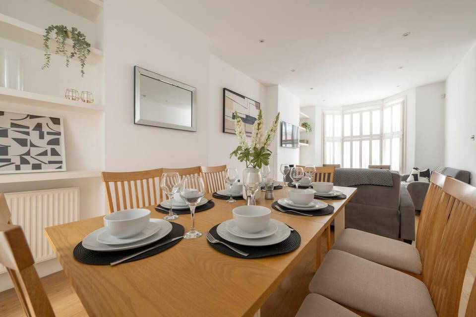 Fulham Spacious 4BD Home | Parking & Garden | WiFi Apartment in London
