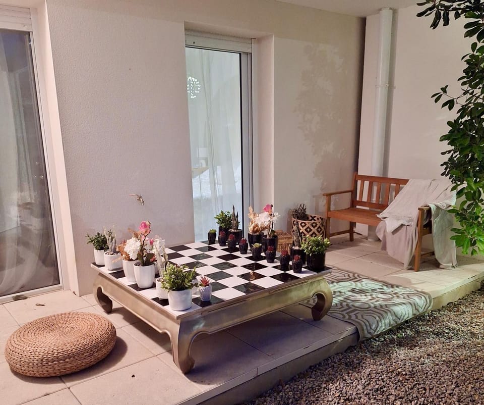 Balcony/Terrace, Entertainment