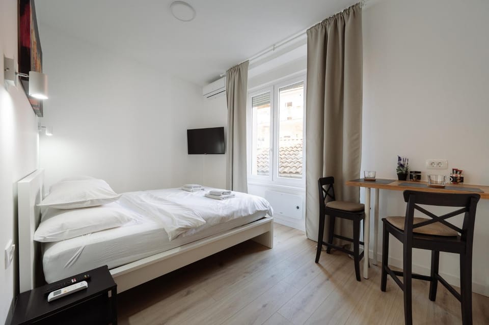 Bed, Living room
