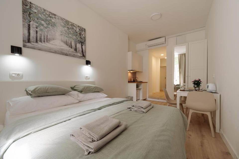 Bed, Dining area