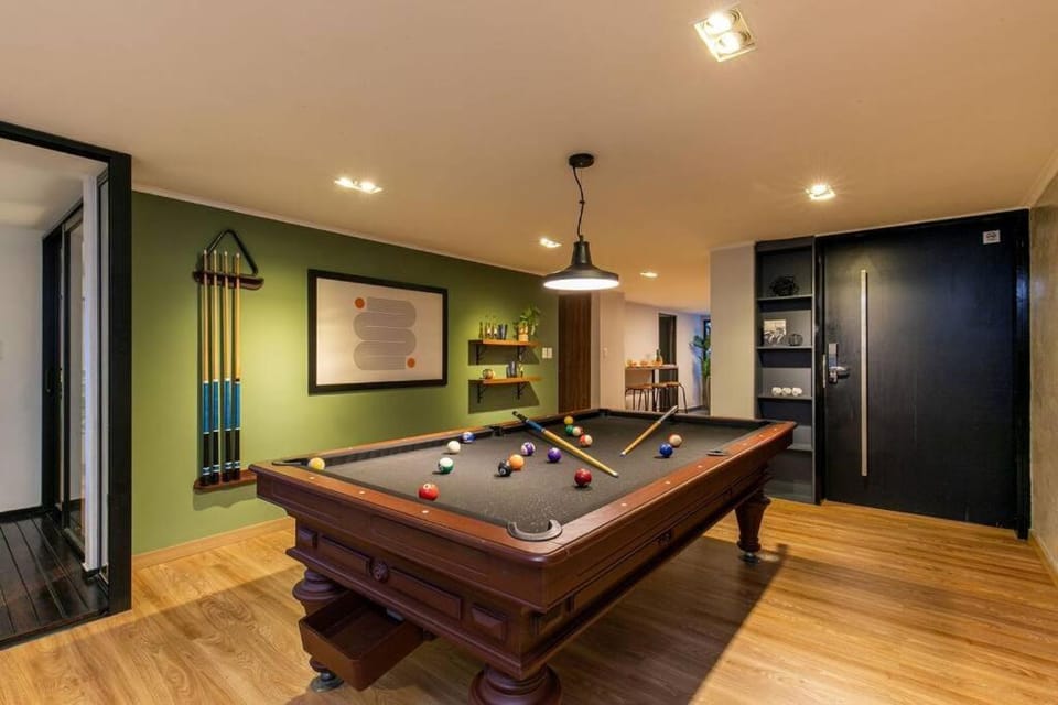 Billiard, Game Room