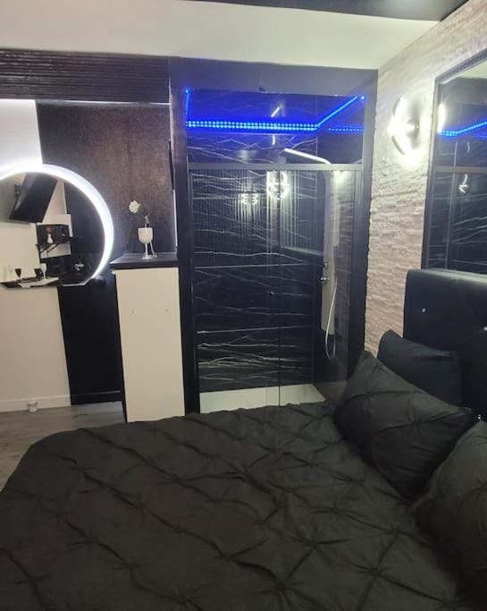 Studio Black and White Apartment in Le Mans