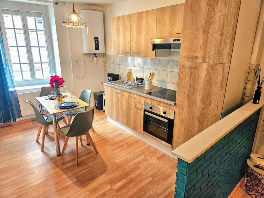 Kitchen or kitchenette, Dining area, oven, stove