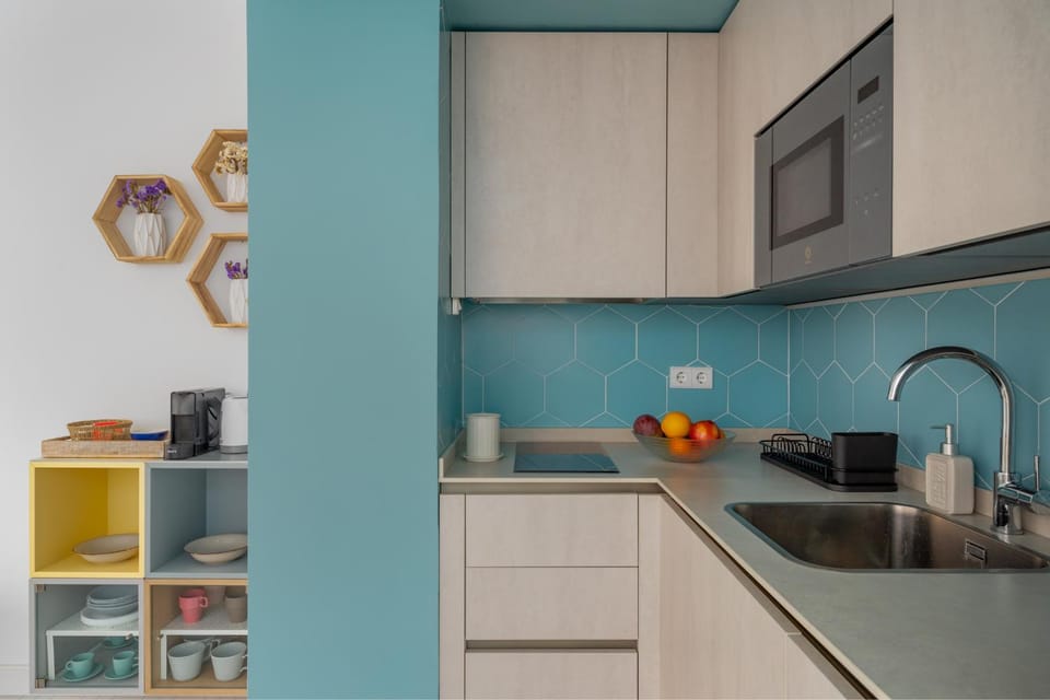 Coffee/tea facilities, microwave, kitchen