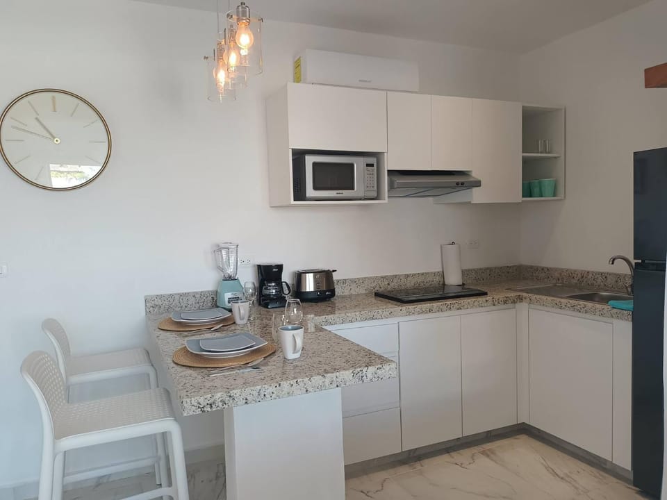 Coffee/tea facilities, microwave, stove, toaster, kitchen