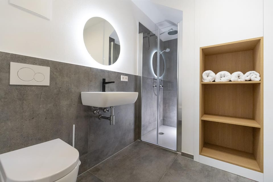 Shower, Toilet, Bathroom, towels