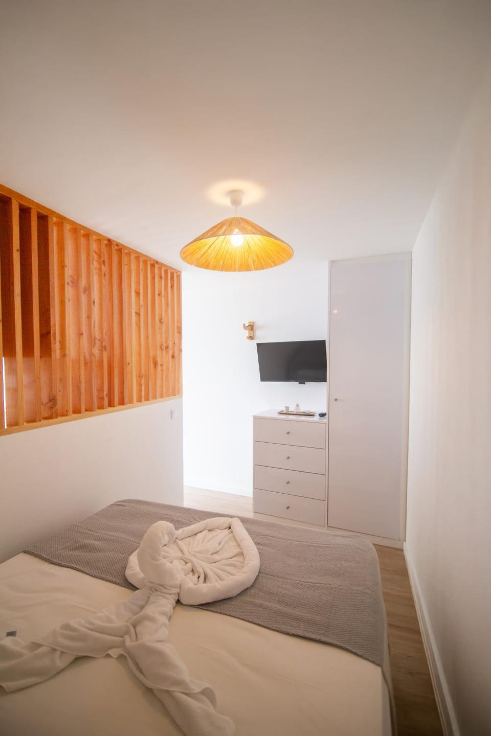 Bed, TV and multimedia, Photo of the whole room, Bedroom, towels, wardrobe