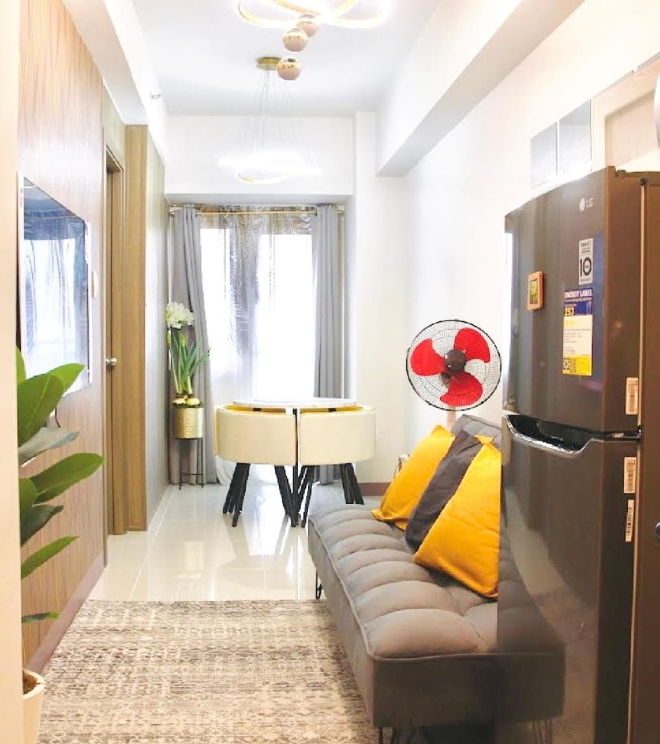 Stunning Suite with Balcony near MOA Apartment in Pasay