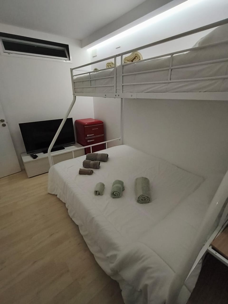 Bed, Photo of the whole room, Bedroom, bunk bed, towels