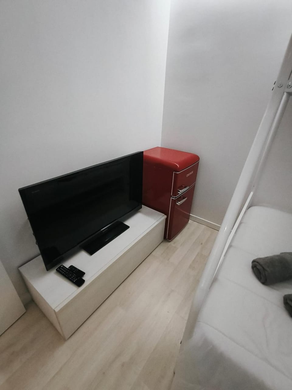 Bed, TV and multimedia, Photo of the whole room, Bedroom, towels