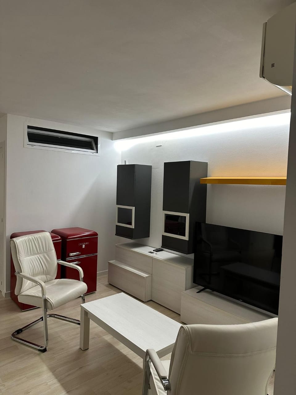 TV and multimedia, Living room, Seating area, air conditioner