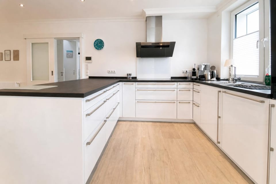 Kitchen or kitchenette, dishwasher, stove