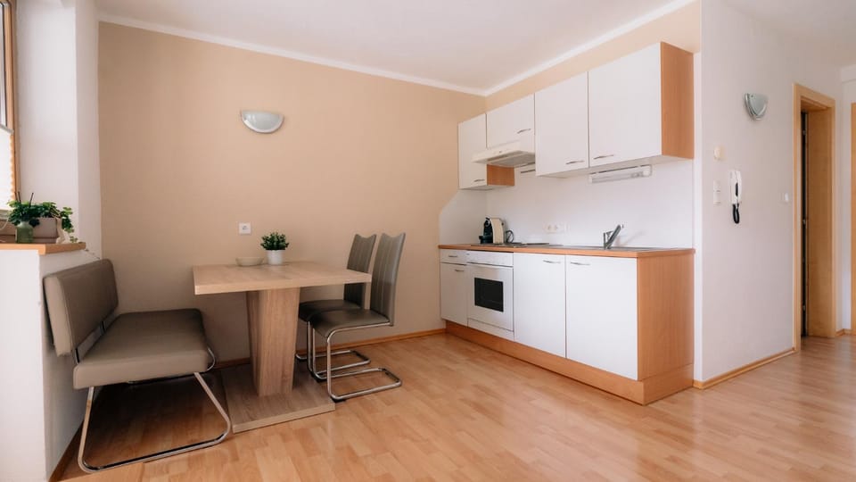 Kitchen or kitchenette, Dining area, stove
