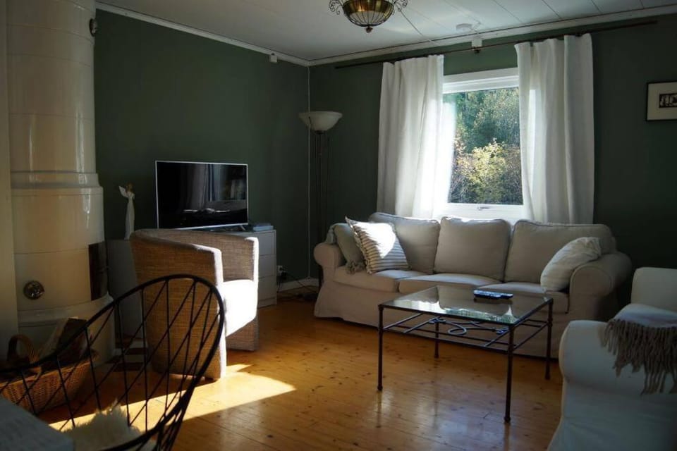 85qm Schwedenhaus mit Booten Tischtennis Grill und nur 15km bis Vimmerby House in Kalmar County, Sweden