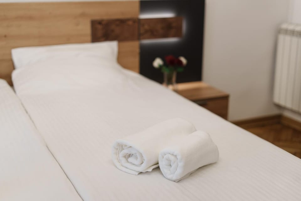 Bed, Bedroom, towels