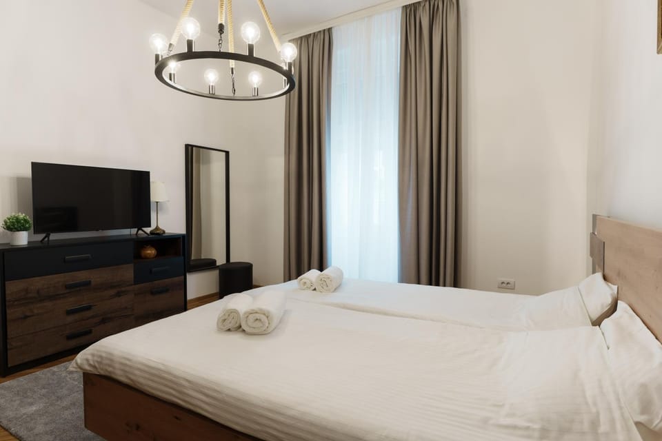 Bed, TV and multimedia, Bedroom, towels