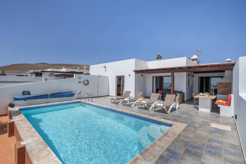 Property building, Day, Swimming pool, sunbed