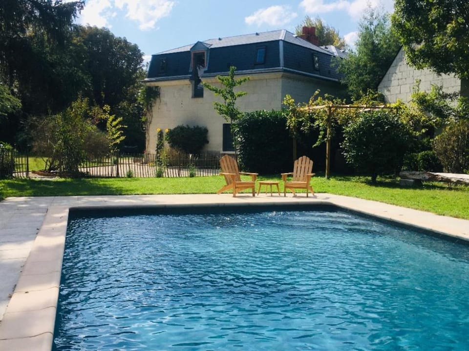 Swimming pool, sunbed