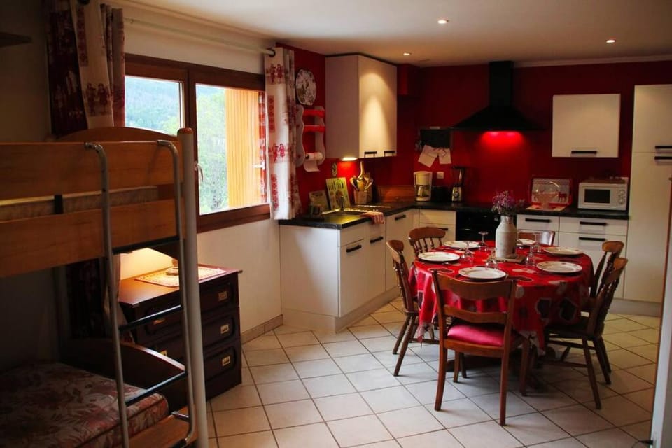 Kitchen or kitchenette, Dining area, minibar, oven, stove, toaster