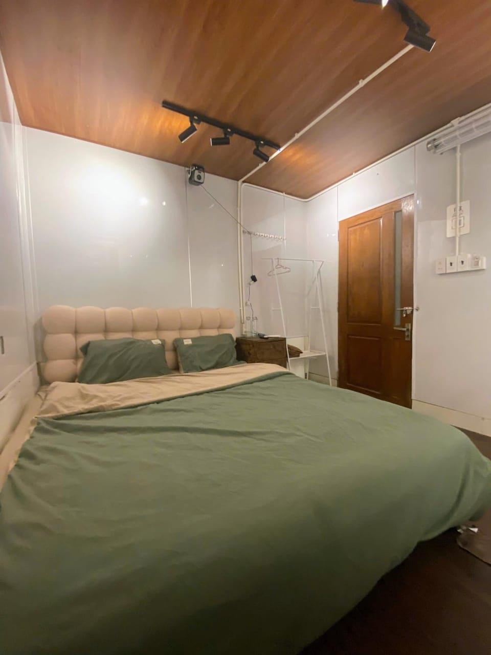 Photo of the whole room, Bedroom, wardrobe