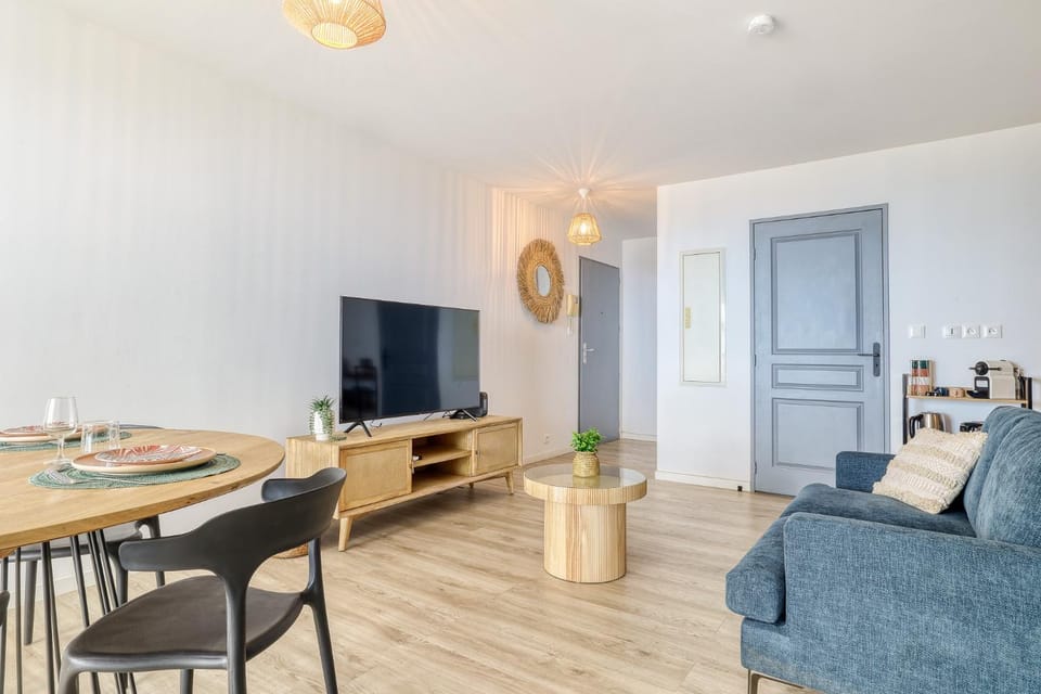 Communal lounge/ TV room, TV and multimedia, Living room, Seating area, Dining area