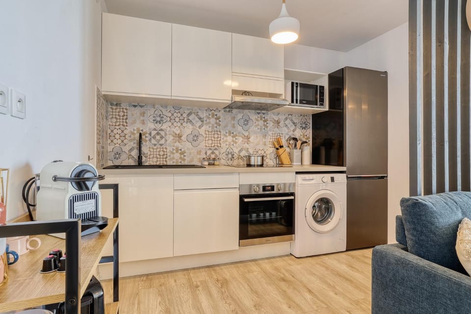Coffee/tea facilities, oven, stove, toaster, washing machine