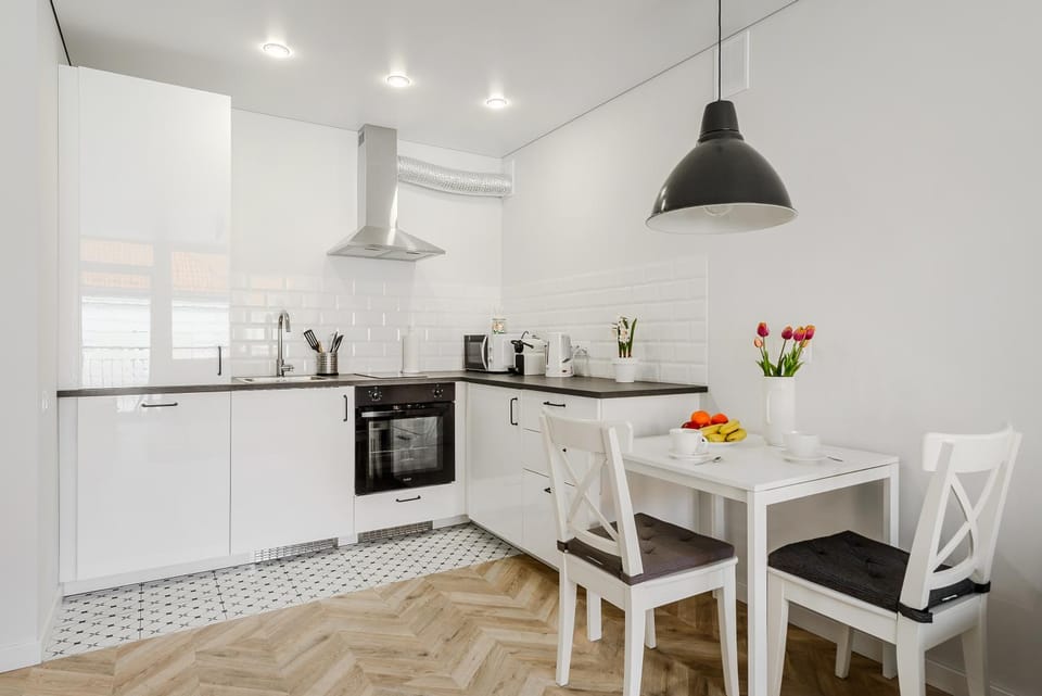 Coffee/tea facilities, Kitchen or kitchenette, Dining area, oven, stove