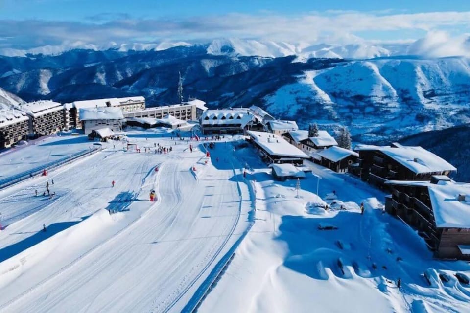 Nearby landmark, Skiing