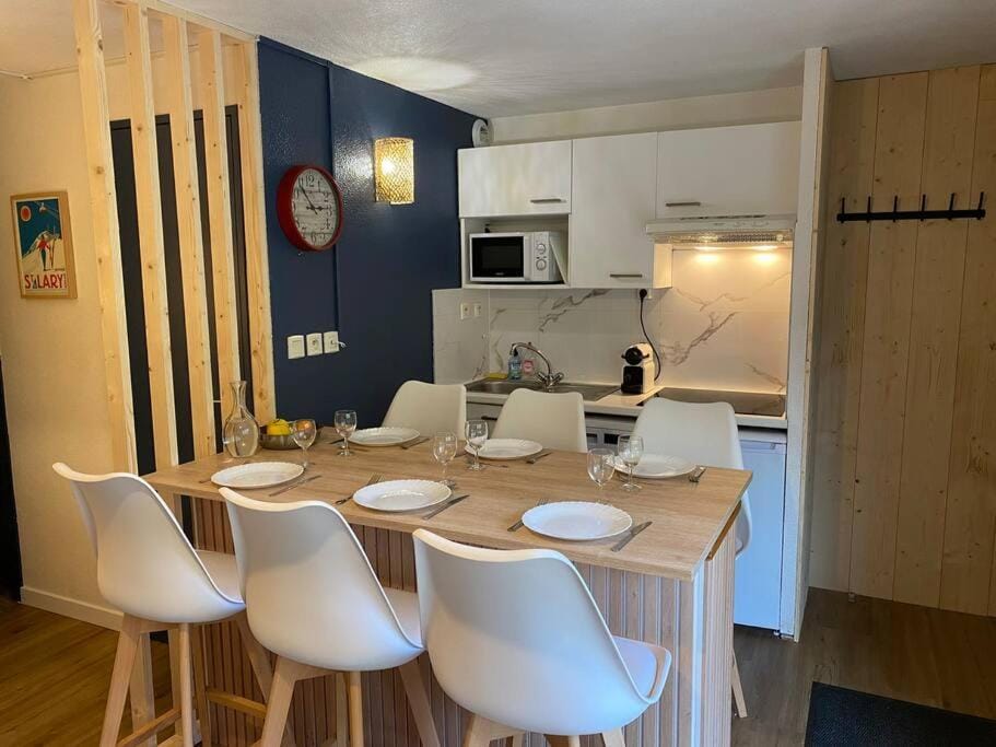 Kitchen or kitchenette, Dining area