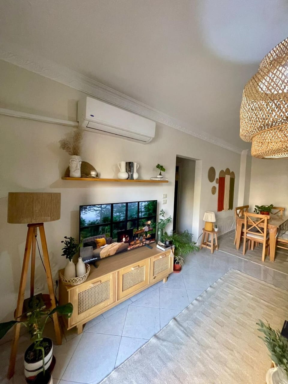 Communal lounge/ TV room, TV and multimedia, Living room, Seating area, Dining area, Evening entertainment, air conditioner