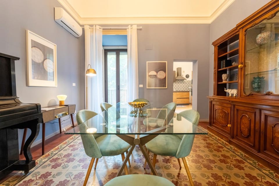 Living room, Seating area, Dining area