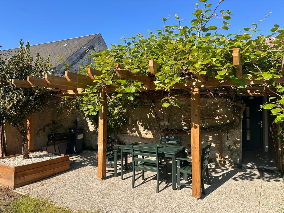 Property building, Patio, Spring, Day, Garden, Dining area, Garden view